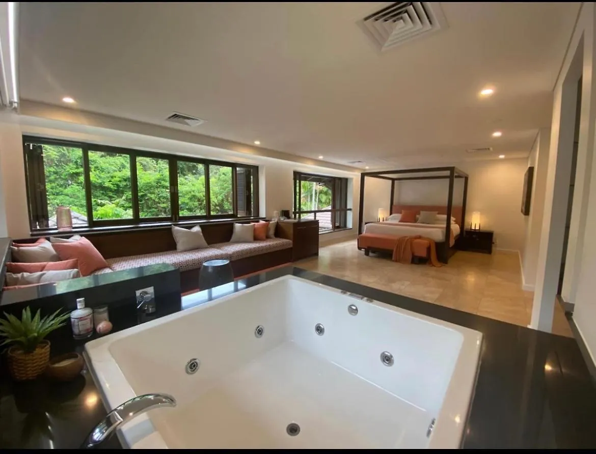 Aqua Beachfront Villa Port Douglas