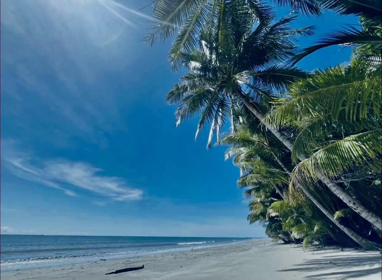 Aqua Beachfront Villa Port Douglas 0*,  Australia