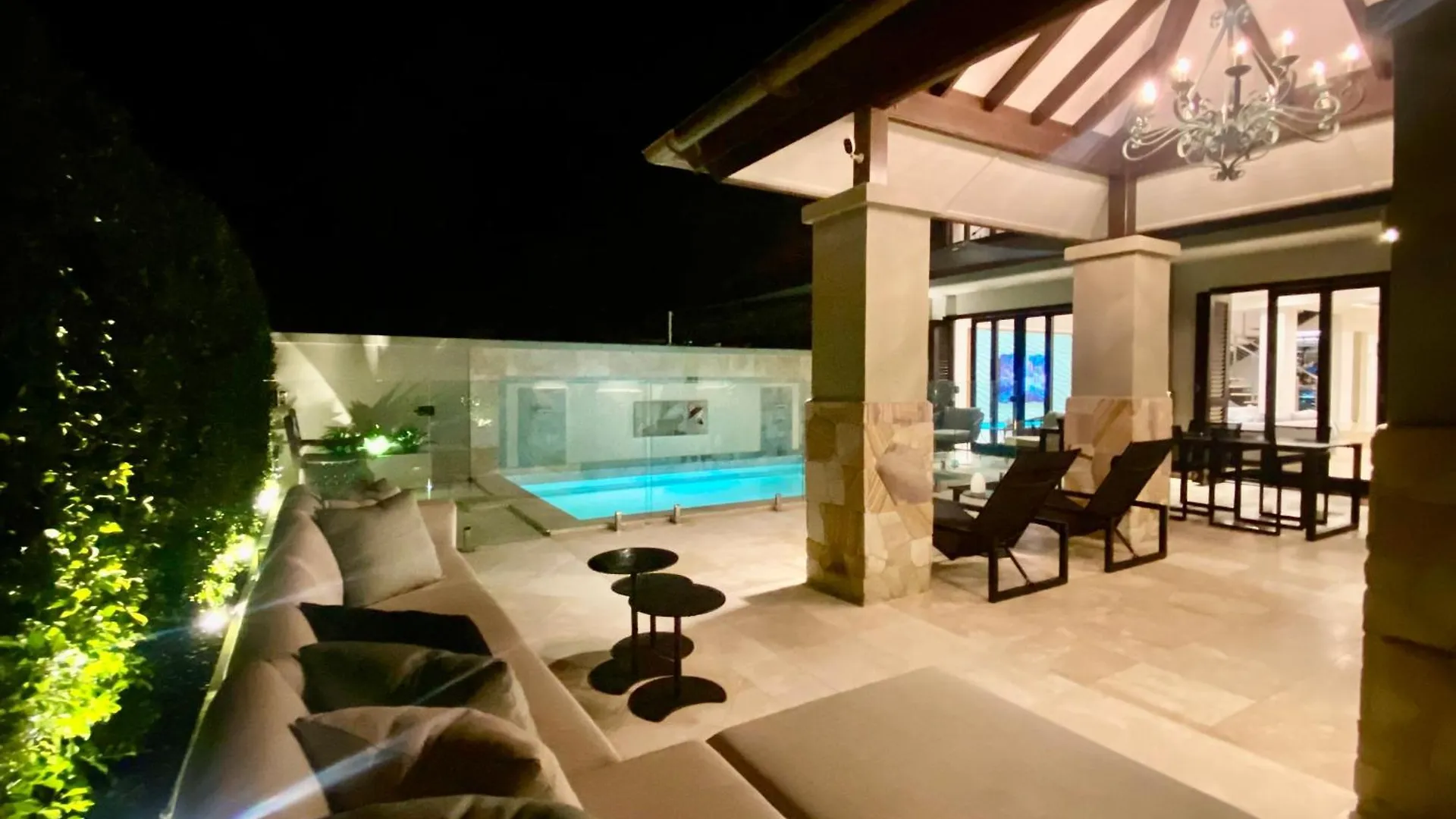 Aqua Beachfront Villa Port Douglas