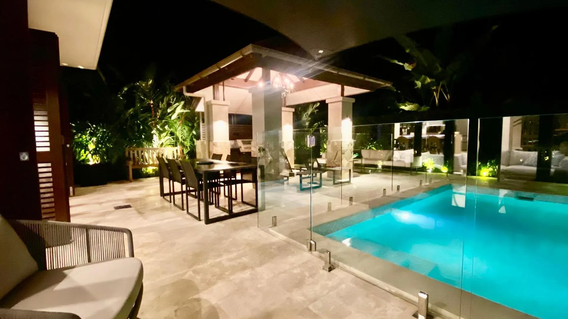 Aqua Beachfront Villa Port Douglas