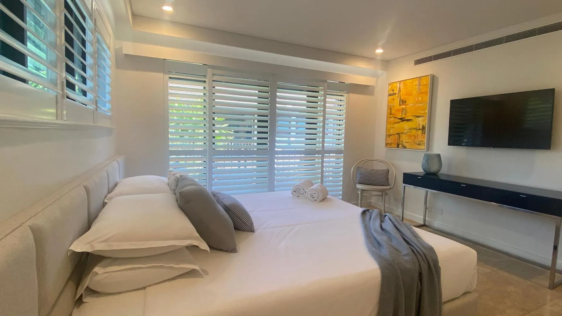 Aqua Beachfront Villa Port Douglas