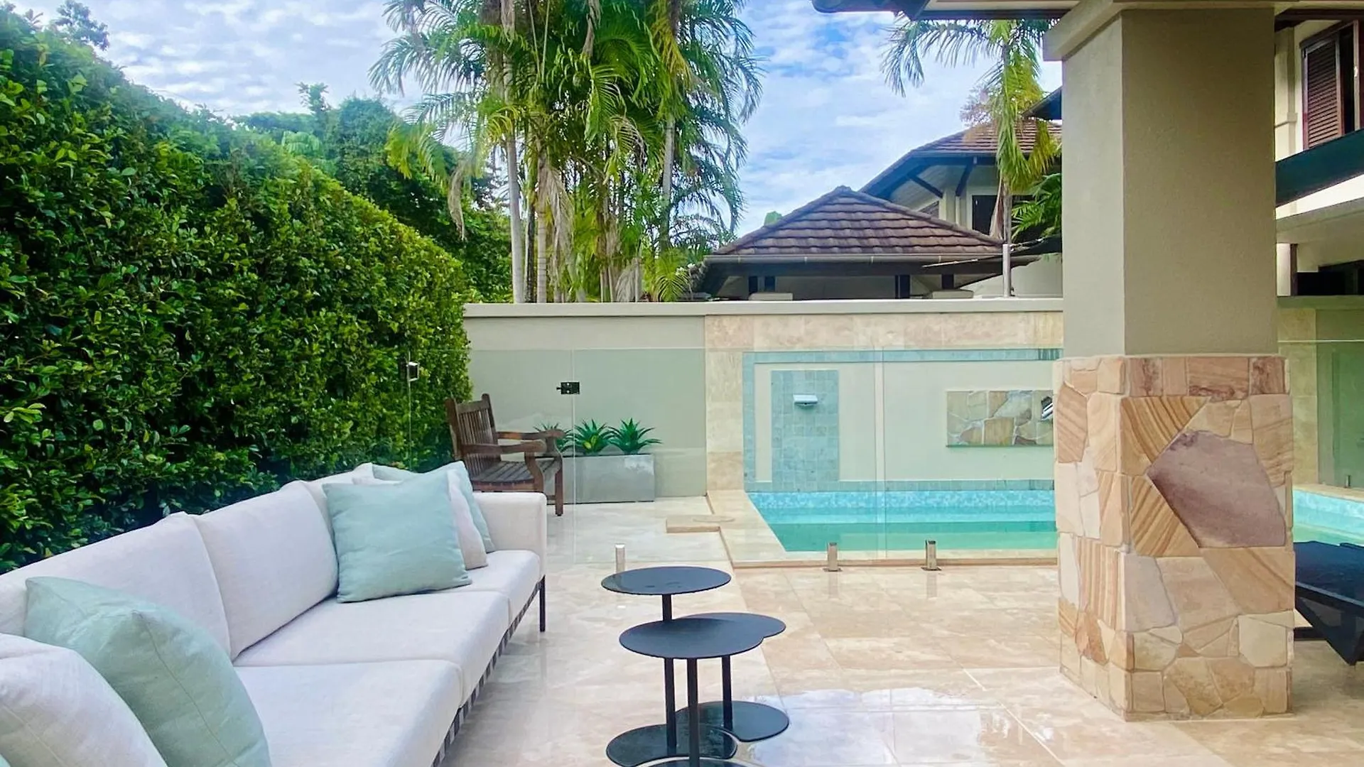 Aqua Beachfront Villa Port Douglas